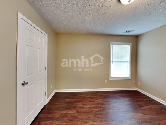 Building Photo - 2175 Village Green Dr