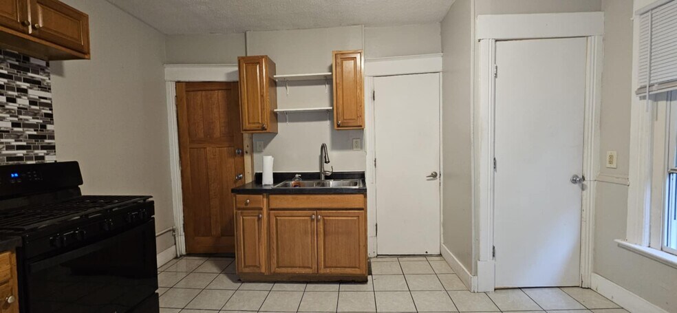 Primary Photo - 585 Case Ave