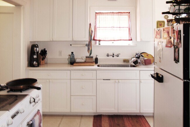Kitchen - 534 Fairbanks Ave