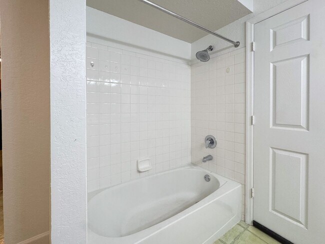 Building Photo - Perfectly priced 1/1 in heart of Downtown Orlando