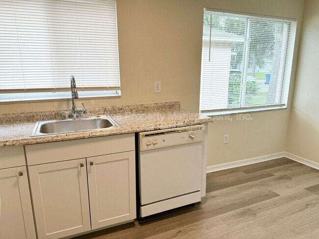 Building Photo - 3006 Summer House Dr