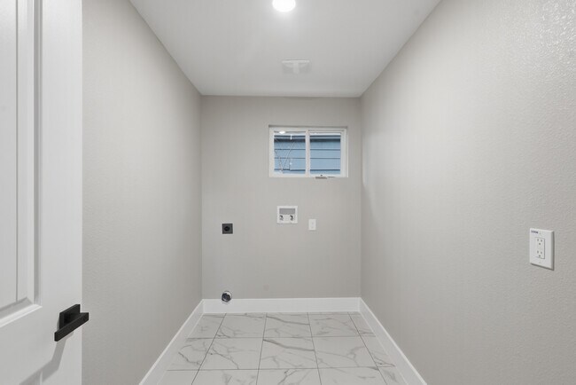Building Photo - 105 Opal Ct