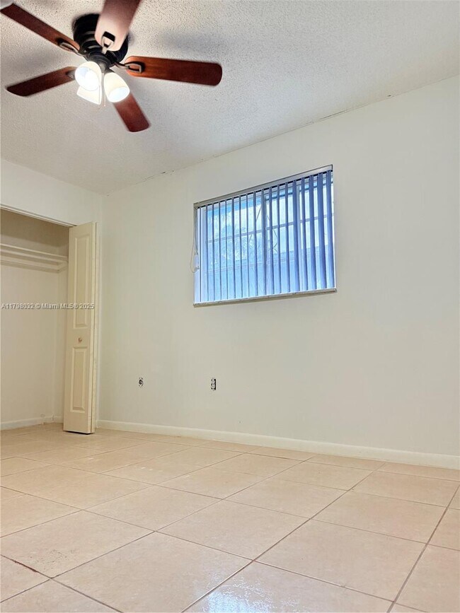 Building Photo - 1130 Kasim St