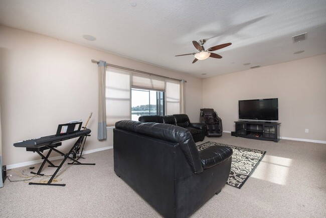 Building Photo - Large, Executive style 3/2.5 Lakefront/POO...
