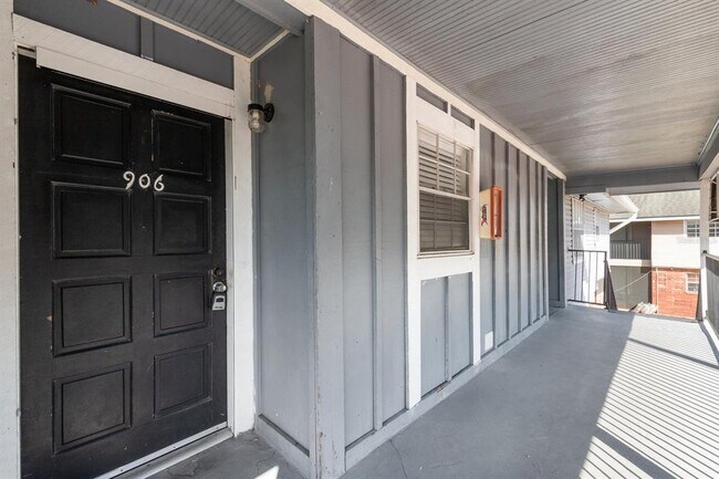 Building Photo - 200 Country Club Dr