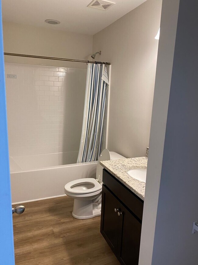 Building Photo - 4 bedroom 2.5 bath