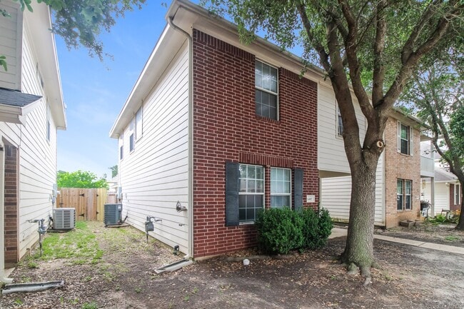 Building Photo - 6402 Mountain Pines Ln