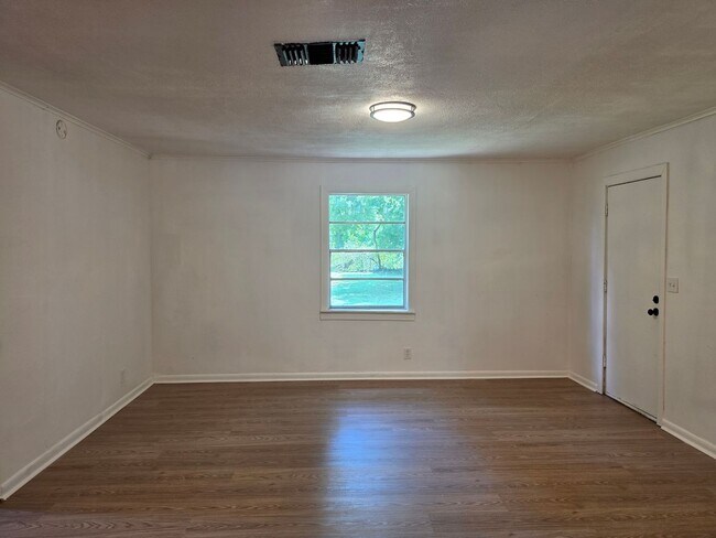 Building Photo - 245 W 71st St
