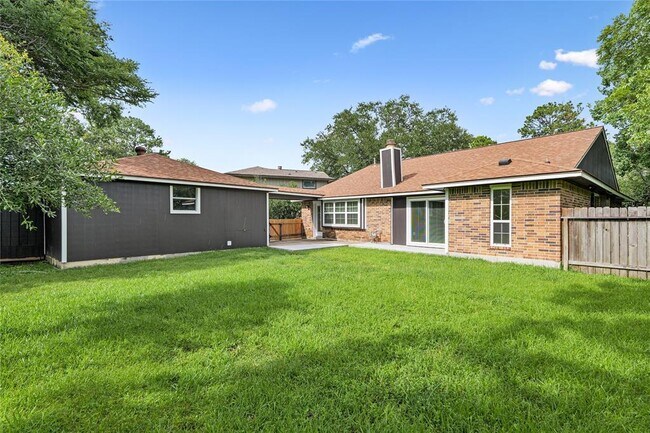 Building Photo - 8402 Pine Shores Dr