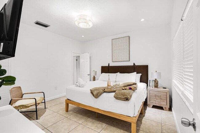 Building Photo - 19720 NE 26th Ave