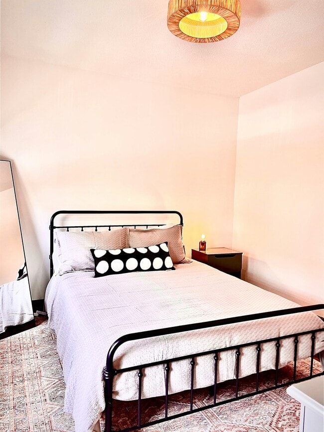 Building Photo - 710 3rd Ave