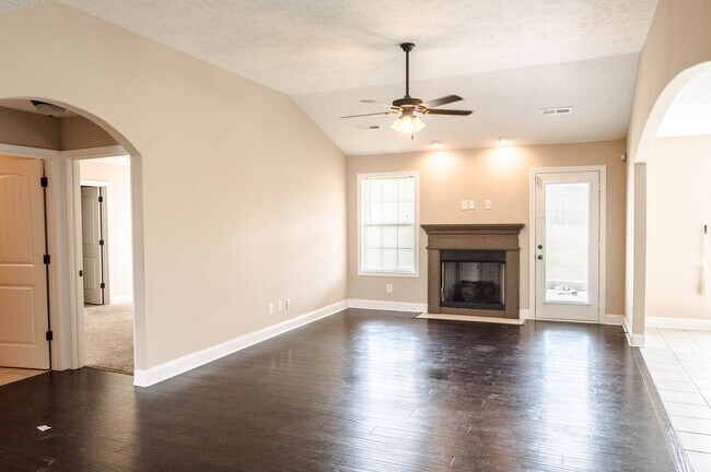 Building Photo - Pet Friendly Three Bedroom!
