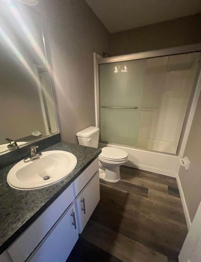 Building Photo - 1 Bed 1 Bath | Central Air | Community Pool | Section 8 Welcome