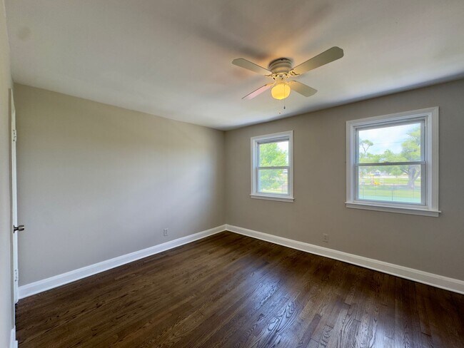 Building Photo - 433 Oakwood Rd