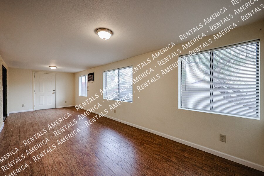 Building Photo - 1621 E Vaughn St