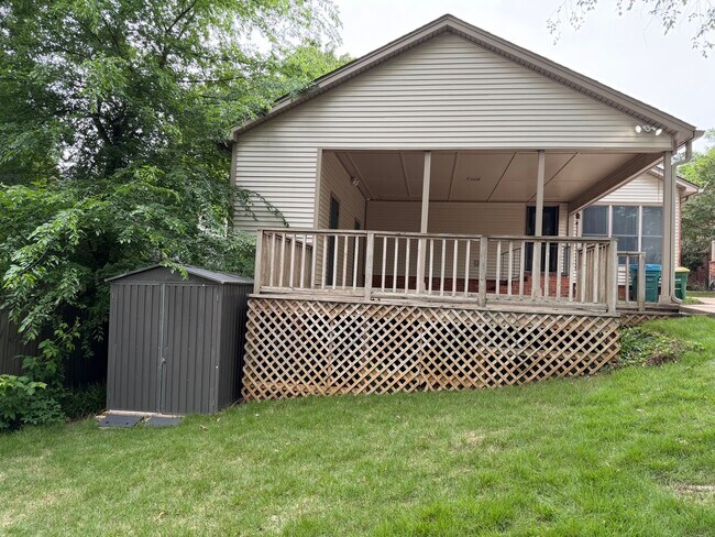 Building Photo - St. Charles Neighborhood!