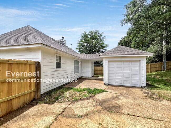 Building Photo - 6922 Gallop Dr