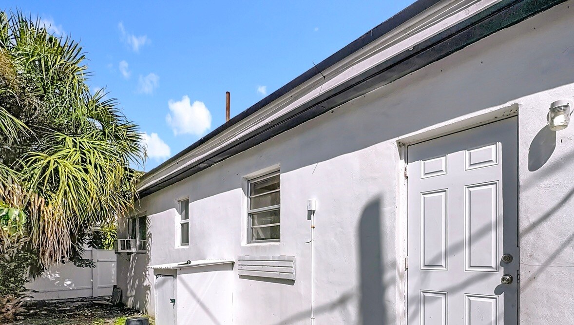 Building Photo - 401 NW 16th Ave