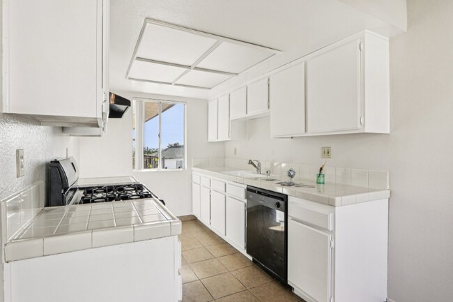 Building Photo - 700 E Cedar Ave