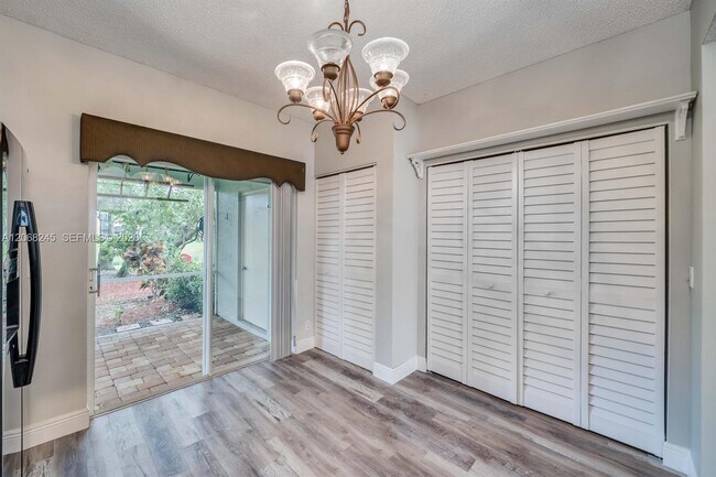 Building Photo - 8040 Sanibel Dr