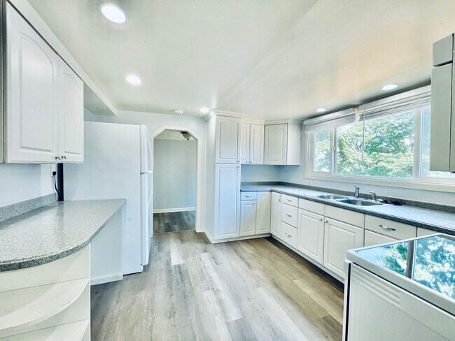 Building Photo - Renovated 4 bedroom 2 bath Home with Plenty of Space!