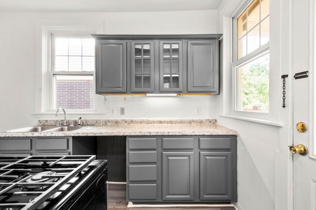 Building Photo - Gorgeous 3 Bedroom House in Beechview available July 1!