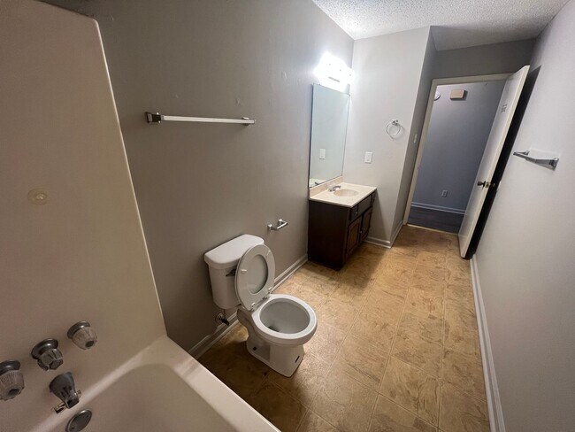 Building Photo - 3 bedroom 1 bathroom home in Colonial Hills