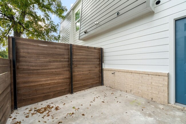 Building Photo - IN THE LOOP 2BD/1BA Brand New Finish Out /...