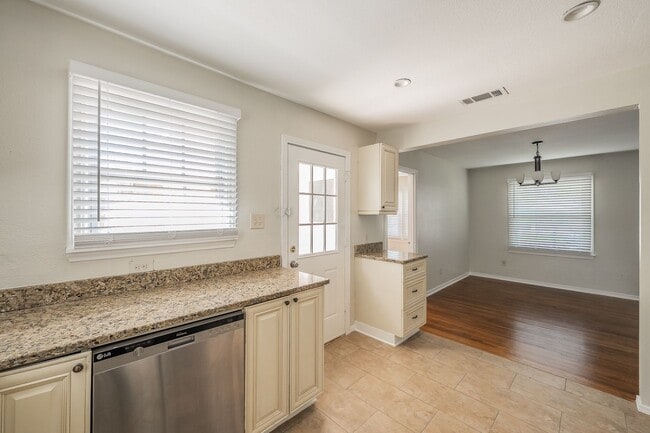 Building Photo - 3-Bedroom in Westworth Village!