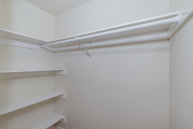 Building Photo - Fully Remodeled, Top Floor 3/2 Full Floor Flat W/ Bonus Room! In-Unit W/D!