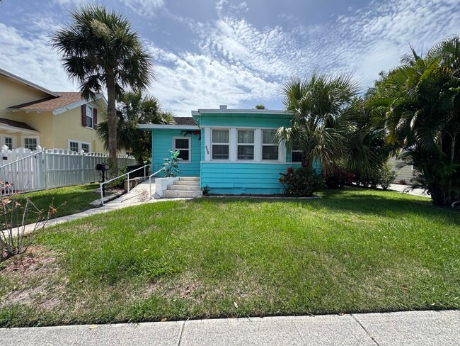 Building Photo - 305 N Lakeside Dr