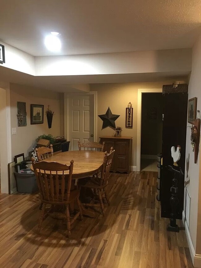 Building Photo - Beautiful 5 Bedroom 3 Bath home Sherman Illinois $2300