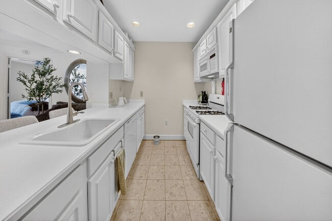 Building Photo - 1050 N Stuart St