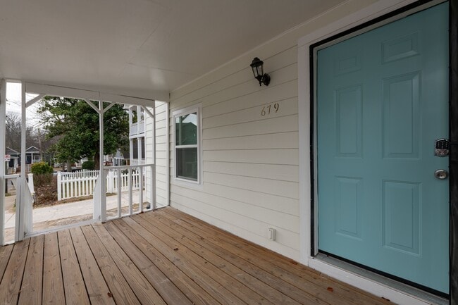 Building Photo - 679 Terry St SE