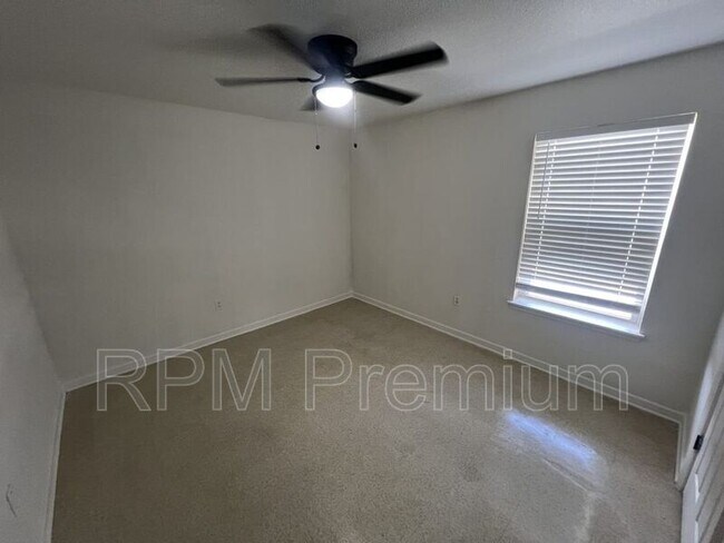 Building Photo - 2150 N Sherwood Forest Dr