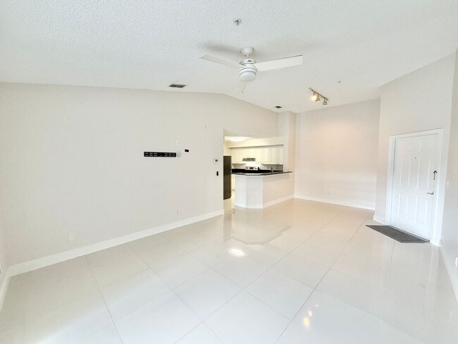 Building Photo - ** IBIS CLUB ** 1 BED / 1 BATH - CONDO - GATED COMMUNITY - SMALL PET OK! - ANNUAL RENTAL