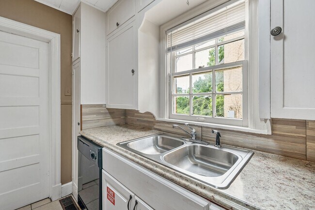 Building Photo - 132 Rowland Pl