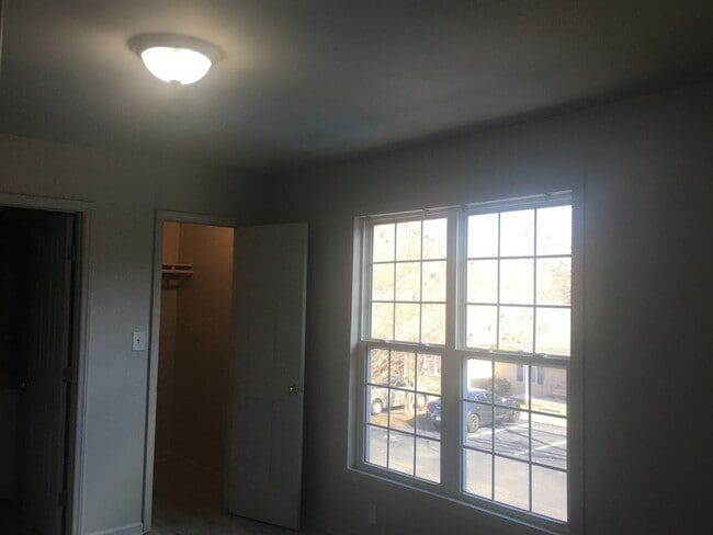 Building Photo - Room in Duplex on Beck St