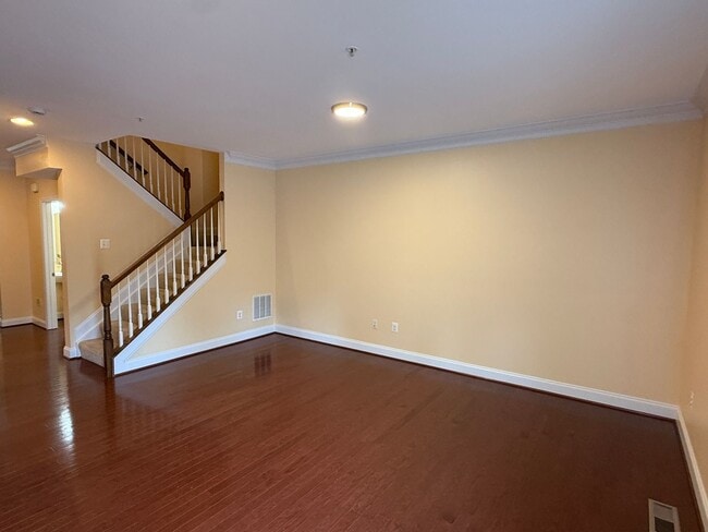 Building Photo - ACT FAST! 4 Bedroom Townhome in Desirable Gateway Overlook Community!