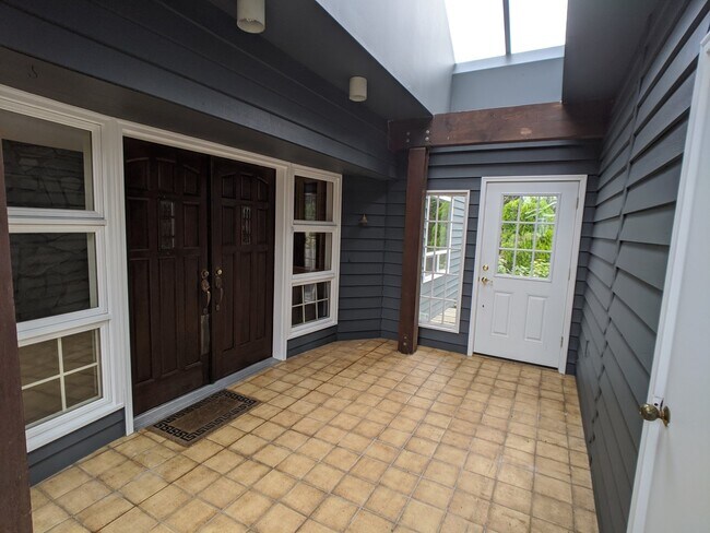 Building Photo - 3 bed 3 bath on 4.8 acres w/ beautiful wat...