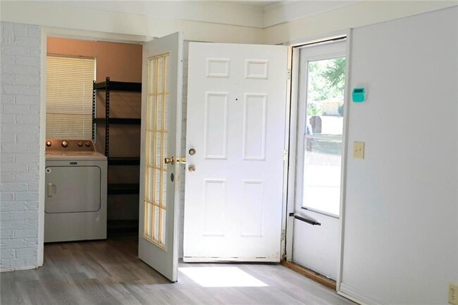 Building Photo - 3381 Woodard Dr