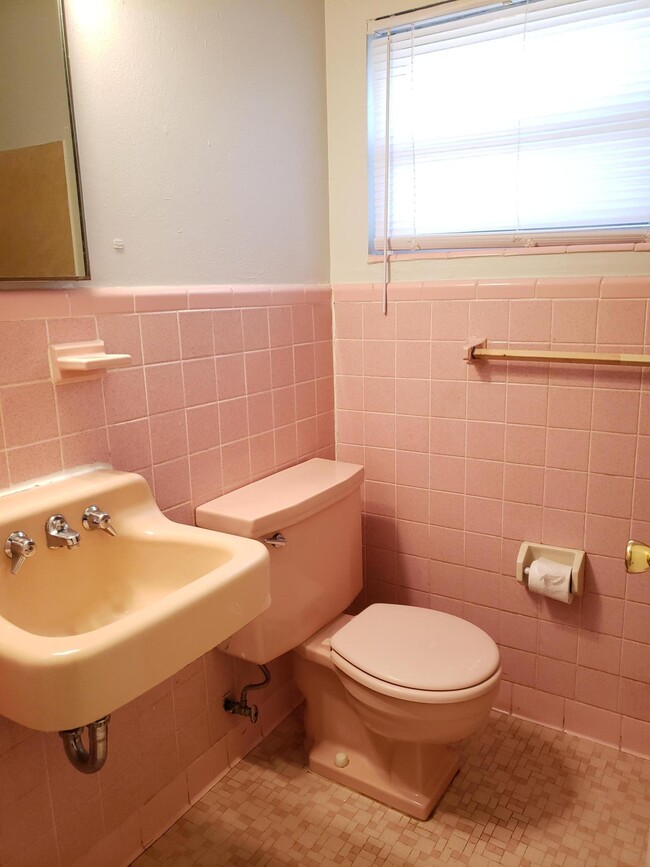 Building Photo - 53 Hemlock Dr NW