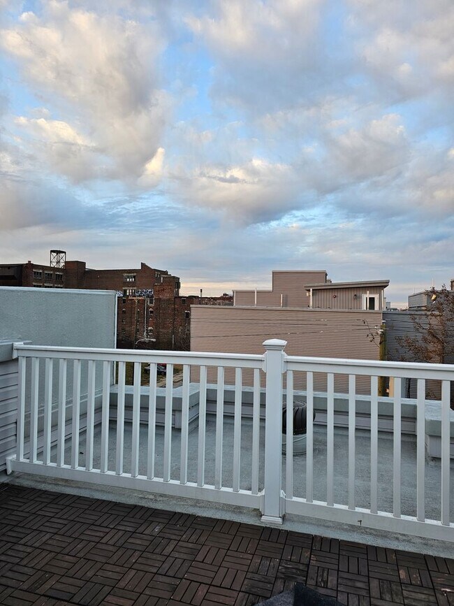 Building Photo - 742 Master St