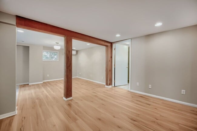 Building Photo - Charming 1bed/2bath Home with Lowel Level Bonus Room in West Seattle!