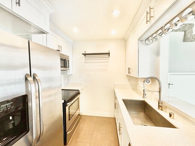 Building Photo - 258 E Surfside Dr