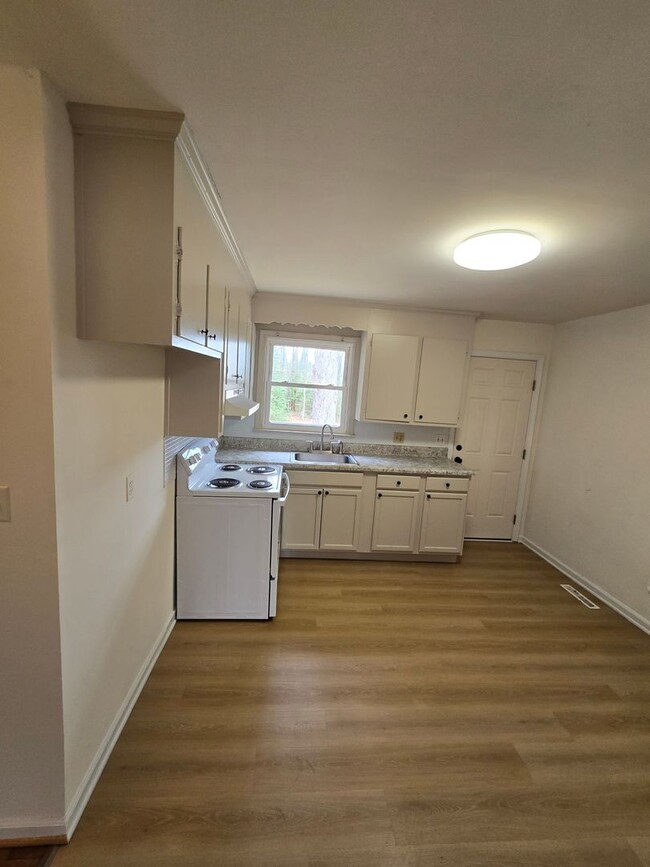 Building Photo - 2 bedroom duplex in Prince George