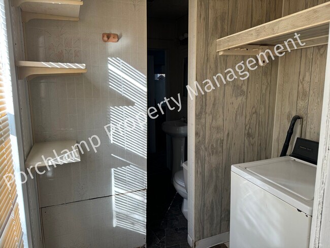 Building Photo - 749 Spencer St NE