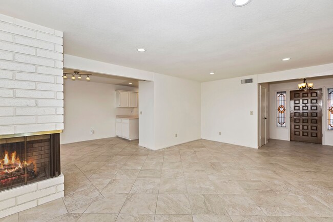 Building Photo - Gorgeous 2 bedroom, 2 bath in the hills ab...