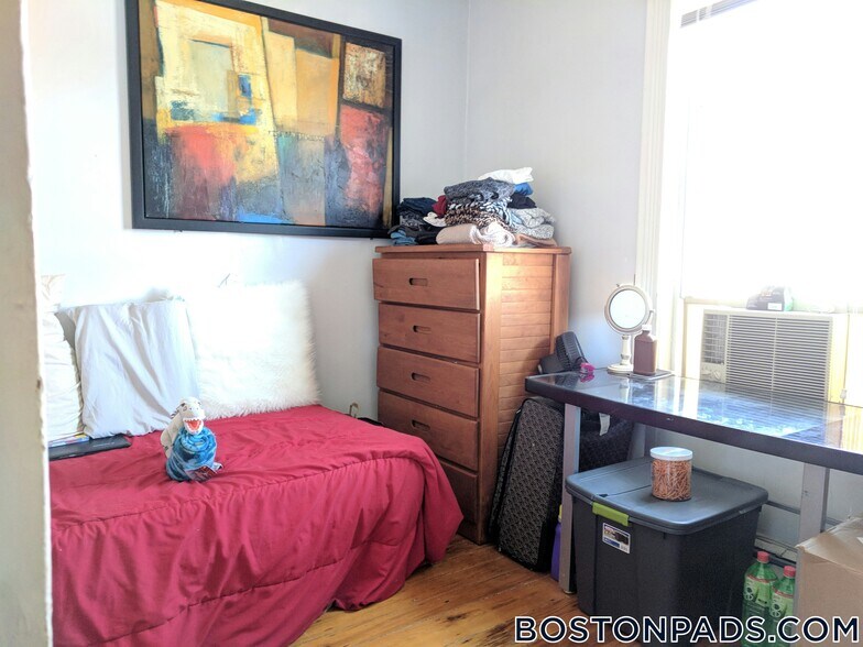 Building Photo - 168 Hillside St