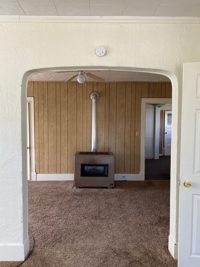 Building Photo - Single Family Home Bungalow-two bedroom/one bath-laundry